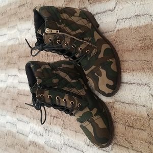 NWOB DAILY SHOES CAMOUFLAGE BOOTS, Size 7